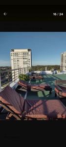 - une vue sur le balcon d'un immeuble dans l'établissement Excelente y práctico, à Punta del Este