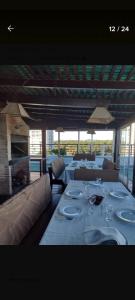 una sala da pranzo con tavolo, piatti e bicchieri da vino di Excelente y práctico a Punta del Este