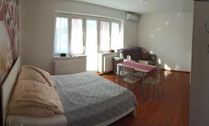Postel nebo postele na pokoji v ubytování La Siesta Bogács Apartman