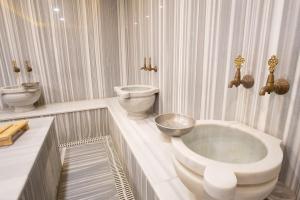 Vannas istaba naktsmītnē ORANGE HOTEL & Spa