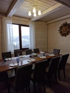 uma sala de conferências com uma grande mesa de madeira e cadeiras em Villa Debryanets em Rozhanka Nizhnyaya