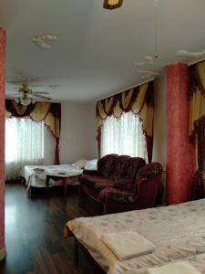 sala de estar con sofá y mesa en Dom na Brzyzku en Poronin