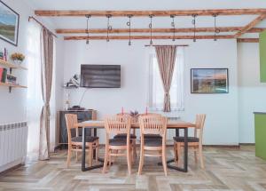 uma sala de jantar com mesa e cadeiras em Villa Tangra em Grashtitsa