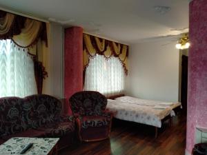 1 dormitorio con 1 cama, 1 sofá y 1 silla en Dom na Brzyzku en Poronin