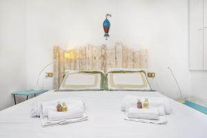 a bedroom with a bed with towels on it at La Bella Vita in Vernazza