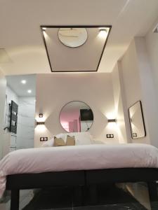 una camera con un grande letto e uno specchio di l'Antre coquin a Béthune