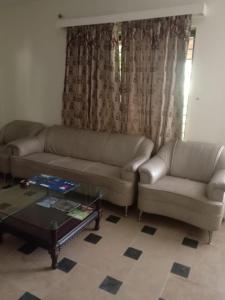 Pothi的住宿－Impeccable 4-Bed Villa in Mirpur azad khasmir，带沙发和咖啡桌的客厅