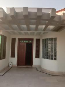 una habitación vacía con puerta y techo en Impeccable 4-Bed Villa in Mirpur azad khasmir, en Pothi