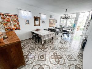 uma sala de jantar com uma mesa e algumas cadeiras em Nuevo Hotel Parador em Roldán