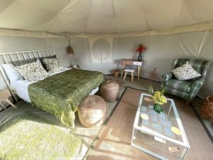 um quarto com uma cama numa tenda em Heart of the Wye em Clifford