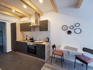 a kitchen with a stove and a table and chairs at Altstadt-Apartment & FeWo OG für max 3 Pers in Haldensleben