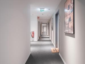 un couloir d'un musée d'art avec un long couloir dans l'établissement limehome Saarbrücken Berliner Promenade, à Sarrebruck