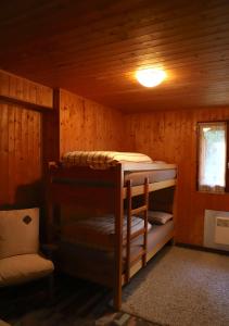 a room with two bunk beds in a cabin at [Chalet Villa Maria] con Vista Montagne - Netflix in Mesocco