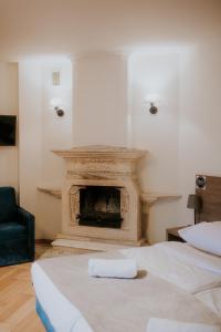 - un salon avec deux lits et une cheminée dans l'établissement Villa Garden, à Oleśnica