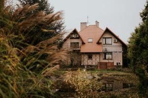 una casa antigua con techo rojo en Villa Garden, en Oleśnica