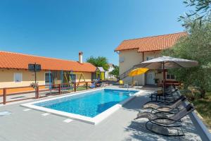 Bazén v ubytování Holiday house Vesna with pool nebo v jeho okolí