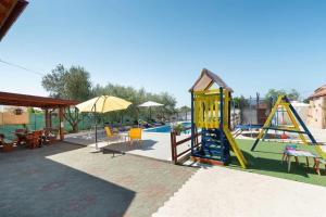 Herní místnost nebo prostor pro děti v ubytování Holiday house Vesna with pool
