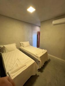 Un pat sau paturi într-o cameră la Uhane Luxury Villas