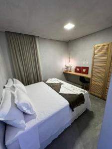 Tempat tidur dalam kamar di Uhane Luxury Villas