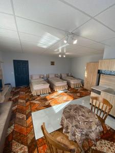 um quarto com um quarto com várias camas em Apartments EMIZA em Samokov