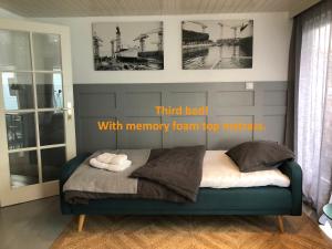 um quarto com uma cama com colchões viscoelásticos em Houseboat apartment with water terrace, free parking, free bikes & fast wifi em Amsterdã
