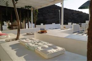 two white beds sitting on top of a table at Ios Plage in Mylopotas