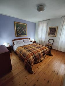 Un dormitorio con una cama con una manta. en Casa Vacanze Monte Villa en Pieve di Soligo