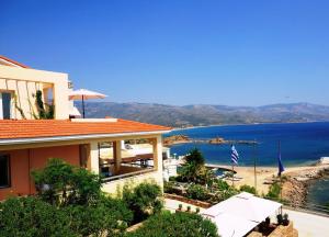 een huis met uitzicht op een strand bij Volissos Holiday Homes in Volissos