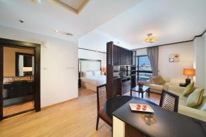una camera con soggiorno e una camera da letto di Park Apartments Dubai, an Edge By Rotana Hotel a Dubai