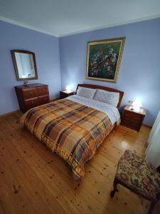 sypialnia z łóżkiem i obrazem na ścianie w obiekcie Casa Vacanze Monte Villa w mieście Pieve di Soligo
