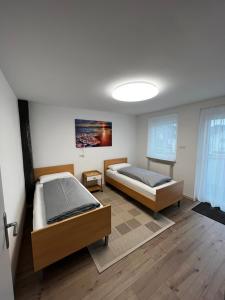 1 dormitorio con 2 camas y un cuadro en la pared en Ferienhaus Shaki en Füssen