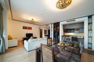 Posezení v ubytování Park Apartments Dubai, an Edge By Rotana Hotel