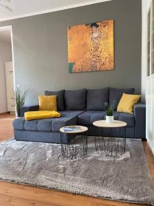 sala de estar con sofá azul y 2 mesas en AKK4 - Apartment MD Zentrum nähe Uni und Hbf, en Magdeburgo
