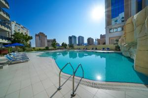 una gran piscina en medio de un edificio en Park Apartments Dubai, an Edge By Rotana Hotel, en Dubái