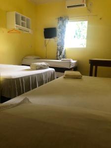 Zimmer mit 2 Betten und einem Fenster in der Unterkunft Novo Hotel in Carolina