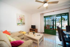 uma sala de estar com um sofá e uma mesa em Villa Alegranza em Puerto del Carmen