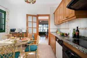 A kitchen or kitchenette at Villa Alegranza