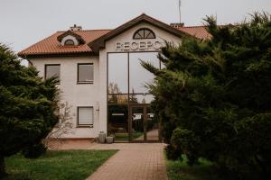 un edificio con un cartel en la parte delantera en Villa Garden, en Oleśnica