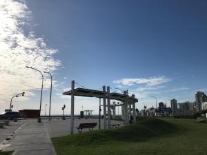 een bushalte met een bankje in een park bij Departamento Mar del Plata, La Perla in Mar del Plata