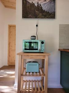 un microondas sentado en una mesa en una habitación en Domek nad Zegrzem, en Arciechow