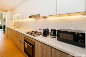 Kuchyň nebo kuchyňský kout v ubytování LUX - Contemporary Suite in Dubai Marina 2