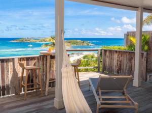 - une terrasse couverte avec hamac et vue sur l'océan dans l'établissement Karibuni Boutique Hotel, à Cul de Sac