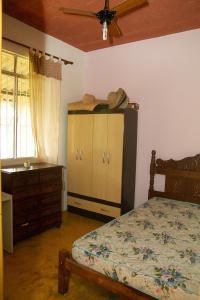 una camera con letto e cassettiera di Chacara com WiFi de frente a lagoa em Betim MG a Betim