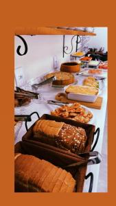 una mesa con diferentes tipos de pan. en Pousada Vitória, en Penha