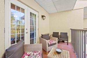 Гостиная зона в Beso del Sol Resort in Dunedin - Perfect Location & Relaxation!