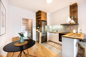 Kuchyňa alebo kuchynka v ubytovaní Mokotów Passion Apartment