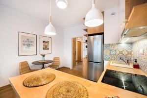 Kuchyňa alebo kuchynka v ubytovaní Mokotów Passion Apartment