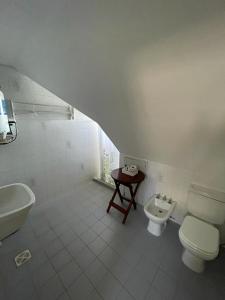 een badkamer met een toilet en een wastafel bij Departamento Familiar Amplio y Luminoso en Rafaela in Rafaela