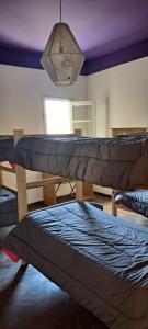 Pokój z 2 łóżkami i sufitem w obiekcie Hostel LQueen 1 w mieście Salta
