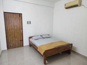 Giường trong phòng chung tại Raja Rani Mahal Ac-Rooms